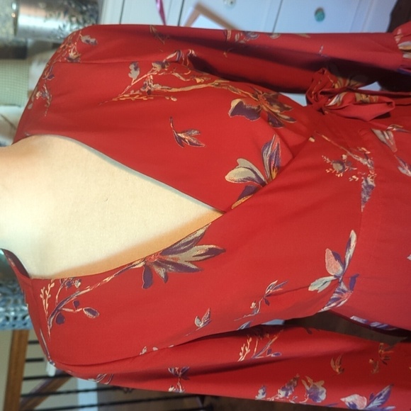 Le Lis Rusty Red Floral Dress Ruffled Wrap Side Tie 3/4 Bell Sleeves V Neck Sz S - Picture 5 of 9